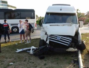 Hafif ticari araç ile tur aracı çarpıştı, 3’ü turist 4 kişi yaralandı