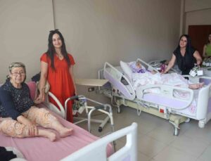 Huzurevinde Anneler Günü kutlaması