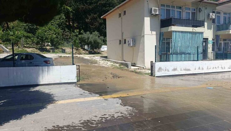 İçme suyu deposundaki aksaklık Manavgat’ta caddeyi göle çevirdi