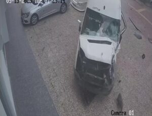 İki servis aracı çarpıştı, biri iş yerine daldı