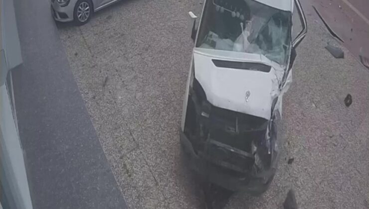 İki servis aracı çarpıştı, biri iş yerine daldı