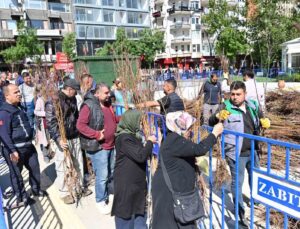Isparta Belediyesi 15 bin adet meyve fidanı dağıttı