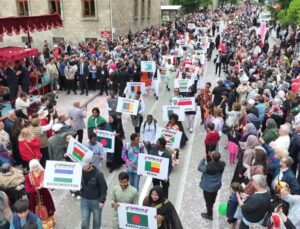 Isparta sokakları gül sularıyla yıkandı, Uluslararası Gül Festivali görsel şölene dönüştü