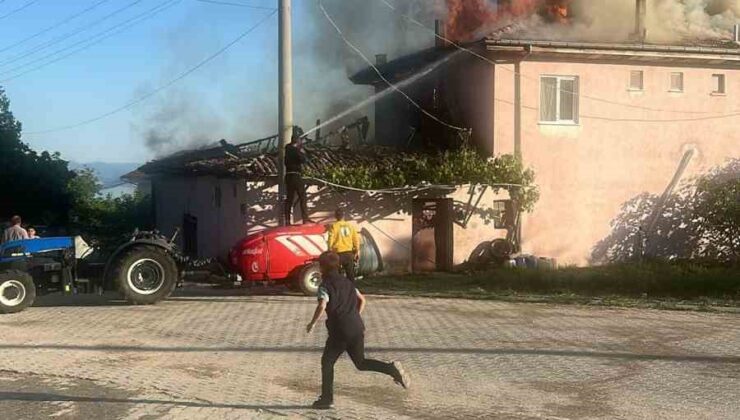 Isparta’da 2 katlı ahşap ev yangında kül oldu