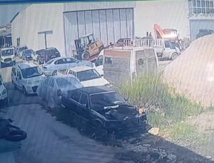 Kurtarıcıdan inerken halatı kopan forklift, park halindeki otomobile çarptı