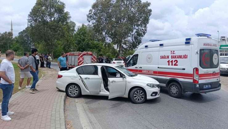 Manavgat’ta iki otomobil çarpıştı