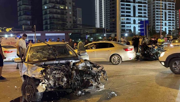 Mersin’de feci kaza: Otomobil ikiye bölündü, 3 kişi yaralandı