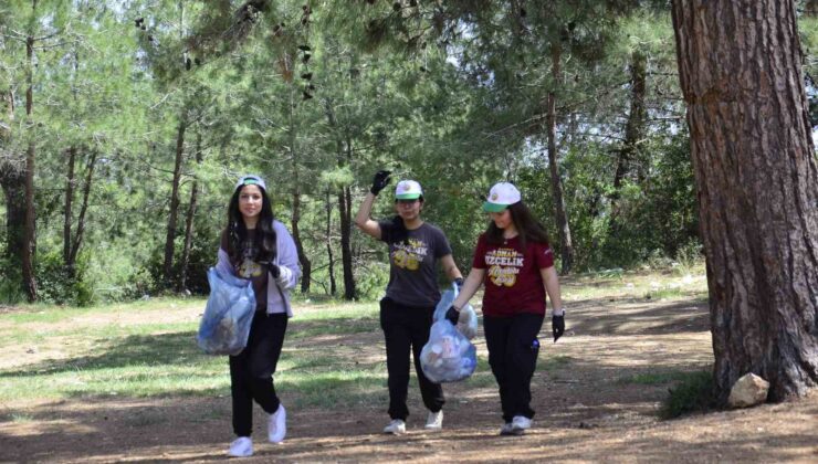 Mersin’de öğrenciler ormanlık alanda temizlik yaptı