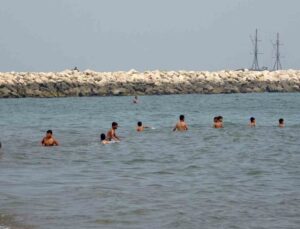 Mersin’de sıcaktan bunalan vatandaşlar denizde serinledi