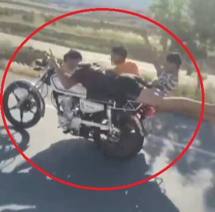 Motosikleti üzerine yatarak sürdü, yanındaki 2 kişinin de canını hiçe saydı