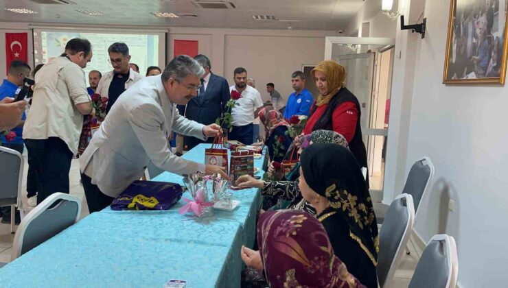 Osmaniye’de huzurevinde kalan annelerin günü kutlandı