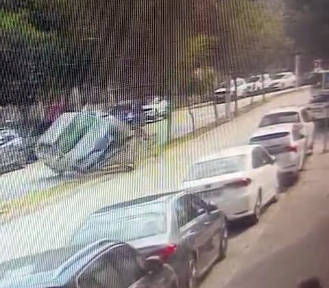 Otomobil ağaca çarpıp takla attı