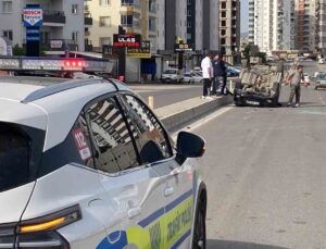 Otomobil refüje çarpıp, iki araca vurup ters döndü