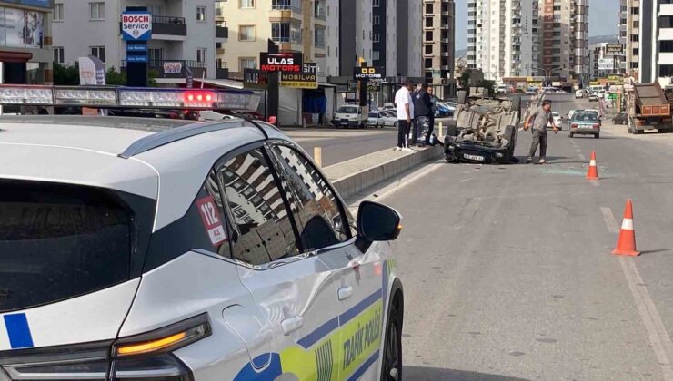 Otomobil refüje çarpıp, iki araca vurup ters döndü