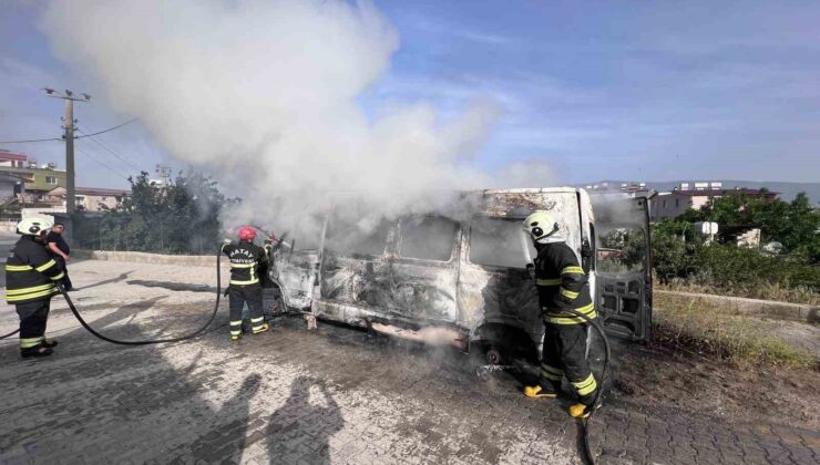 Park halindeki minibüs alevlere teslim oldu