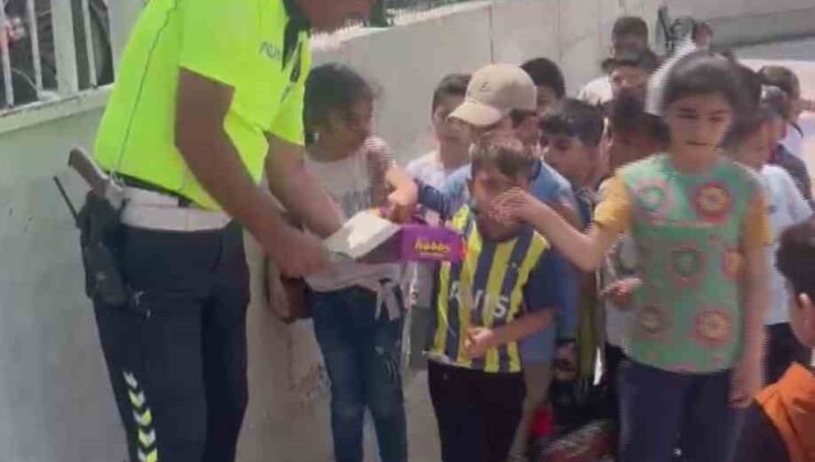 Polis ekiplerinin okul önündeki çikolata sırası yürekleri ısıttı