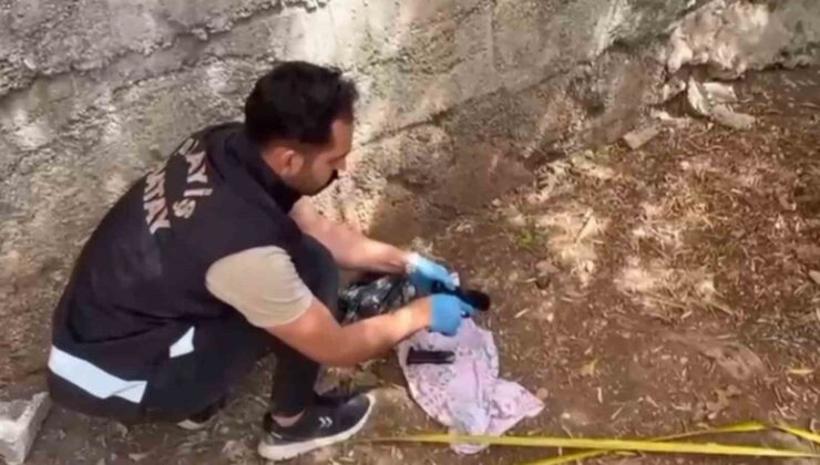 Polislerin dikkati poşette saklanmış tabancayı ortaya çıkardı