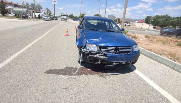 Şarkikaraağaç’ta belediye aracı motosikletle çarpıştı: 3 yaralı