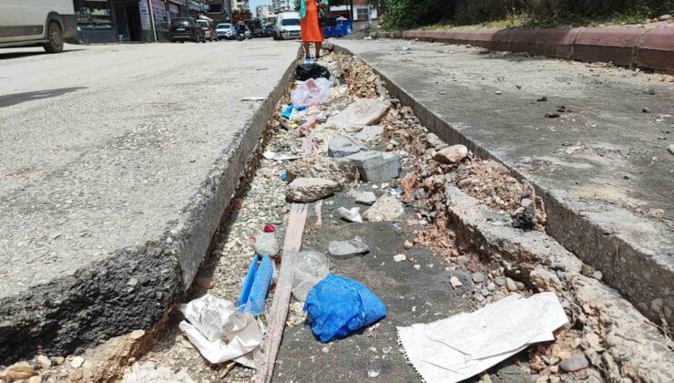 Seyhan Belediyesi yolu yapmadı, vatandaşla muhtar karşı karşıya geldi