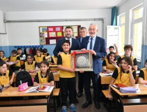 Sınıf başkanının seçim vaadi belediye başkanını okula getirme oldu