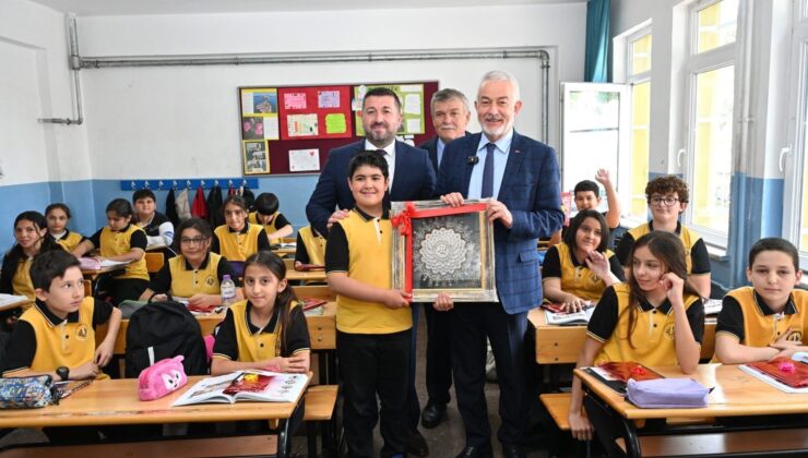 Sınıf başkanının seçim vaadi belediye başkanını okula getirme oldu