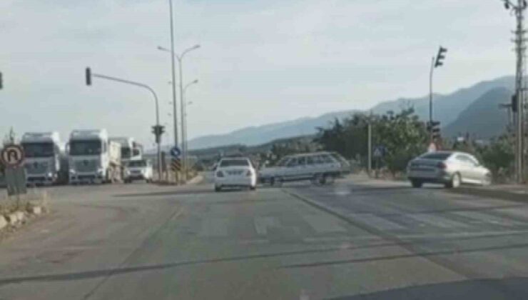 Sosyal medyaya görüntü çekmek isterken, kırmızı ışıkta geçen aracın karıştığı yaralamalı kazayı görüntüledi