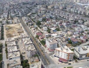 Tarsus’ta caddelerde yenileme çalışmaları sürüyor