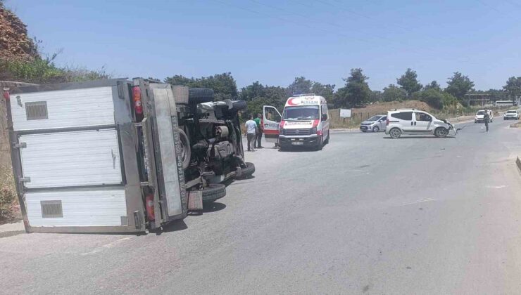 Ticari araç yandan çarptığı kamyoneti devirdi