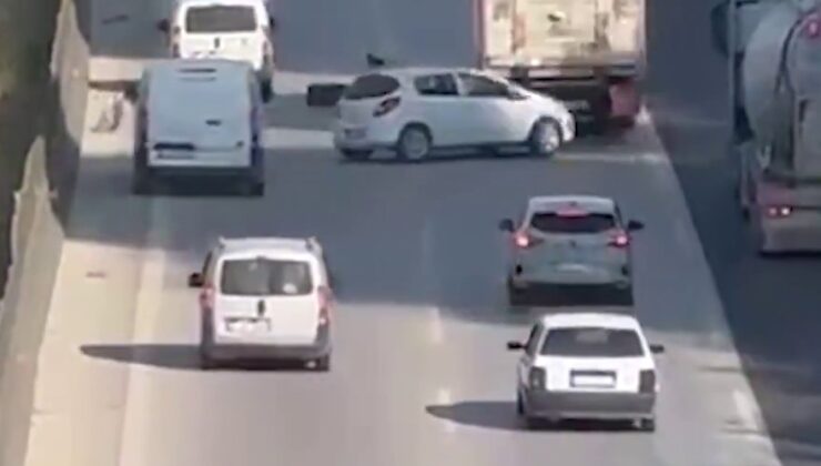 Tırın kopan lastik kaplaması, zincirleme kazaya sebep oldu: O anlar kamerada