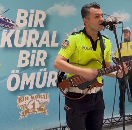 Trafik polisi sahneye çıktı, gitarı ve sesiyle gönüllere dokundu