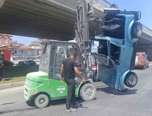 Turistler devrilen araçtan forklift yardımıyla çıkarıldı