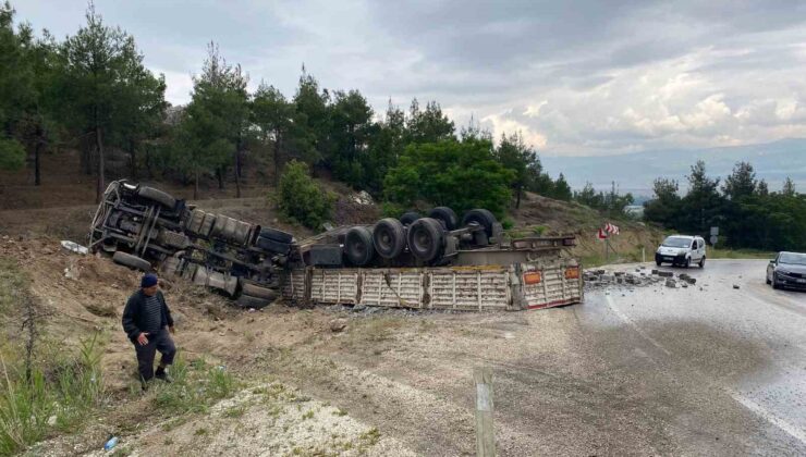 Yağışlı hava kazayı beraberinde getirdi, tuğla yüklü tır şarampole devrildi