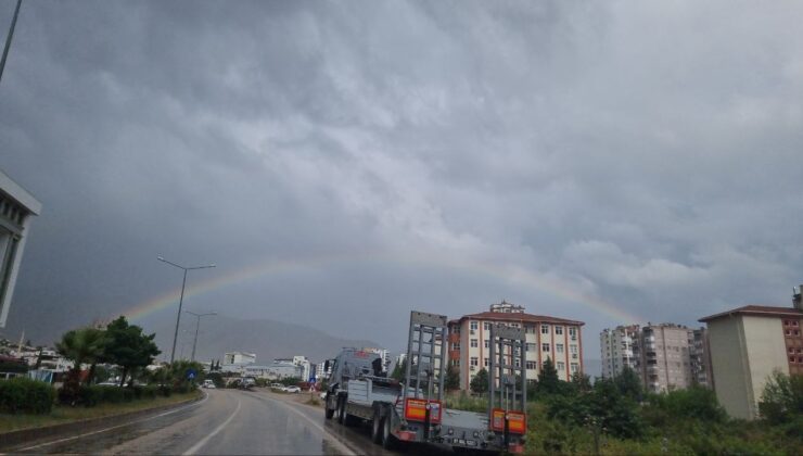 Yağmur sonrası gökkuşağı şöleni
