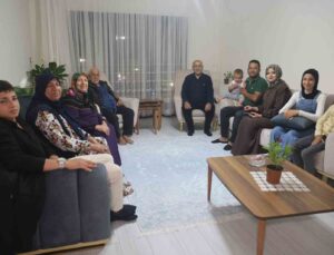Yeni yuvasında ilk misafiri olan Bakan Kurum’a 9 evladının ismini tek solukta sayan depremzede baba gülümsetti