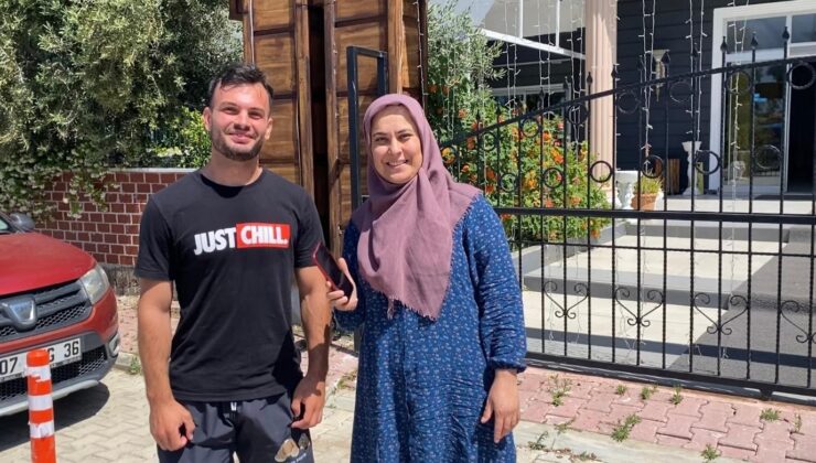 Yıllar önce kaybettiği telefonu geri gelmeyen turist, bulduğu telefona sahibine teslim etti