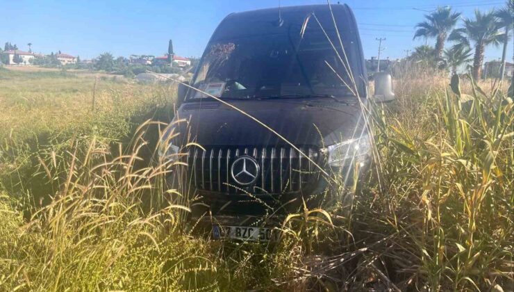 Yola fırlayan köpeğe çarpmamak için direksiyonu tarlaya kırdı: 2 Alman turist yaralı