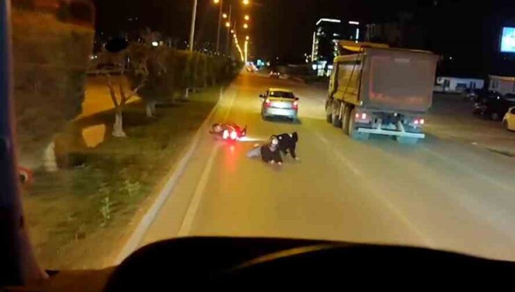 Yola savrulan 2 kişiye aldırış etmeyen sürücü arkasına bile bakmadı,  o anlar kamerada