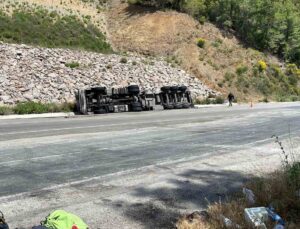 Zift yüklü tankeri taşıyan tır devrildi: 1 kişi yaralandı