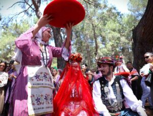 4. Uluslararası Yörük Türkmen Festivali’nde genç çifte yörük gelenekleriyle kına töreni