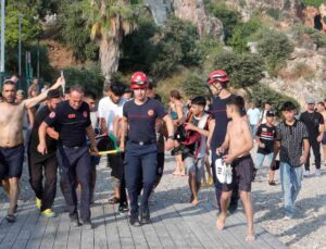 40 metrelik falezlerden atlayıp ağır yaralanan gencin tedavisi devam ediyor