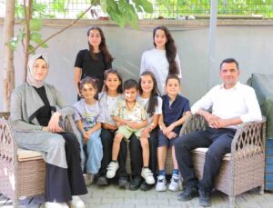 7 çocuklu öğretmen çift tebessüm ettirdi