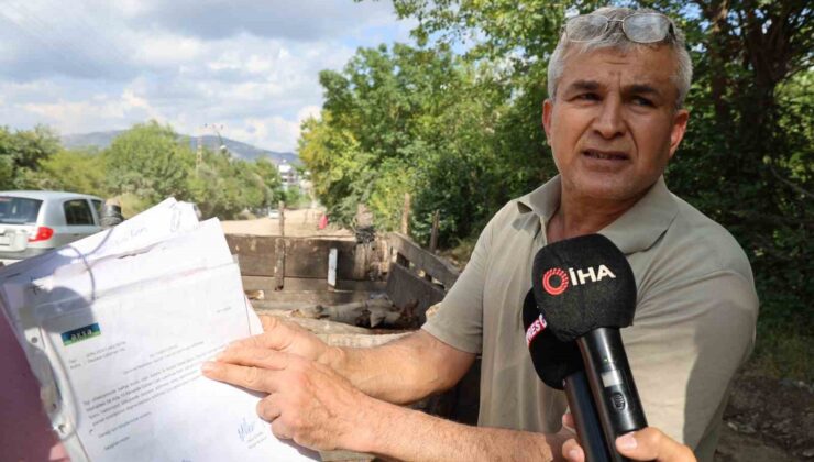 Adana’da belediyenin arazisinde açtığı yolun 4 metresini kapattı