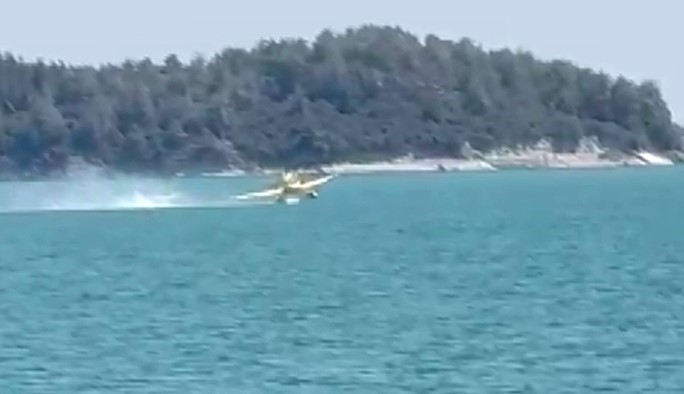 Adana’da uçağın suya düşme anı kamerada