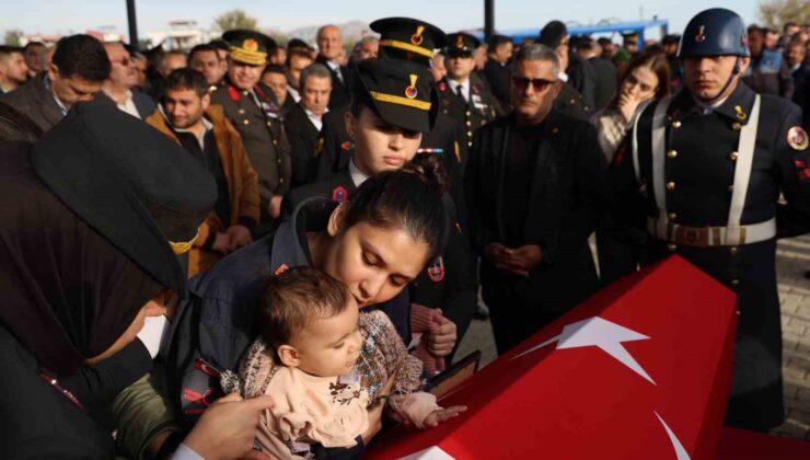 Adanalı şehidin eşi, düğün fotoğraflarını minik kızıyla çektirdi