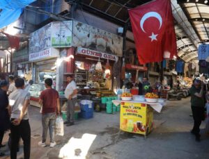 Afetzedeler yeniden inşa edilecek Uzun Çarşı’da son bayram alışverişini yaptılar
