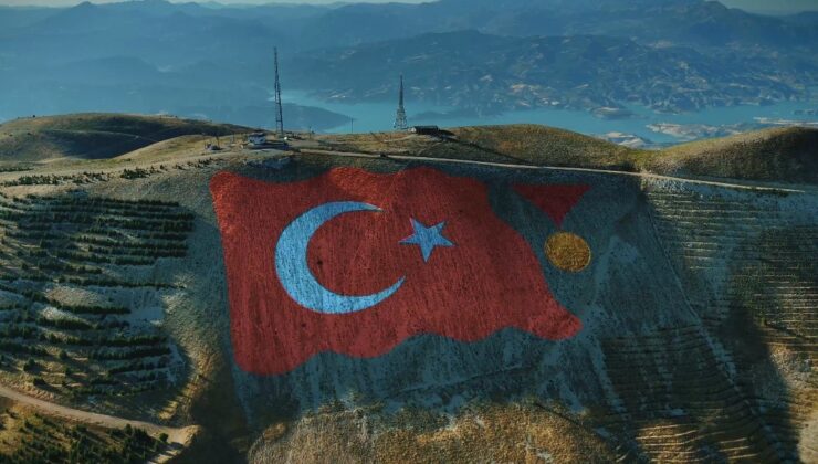 Ahır Dağı zirvesine 38 bin metrekarelik Türk bayrağı