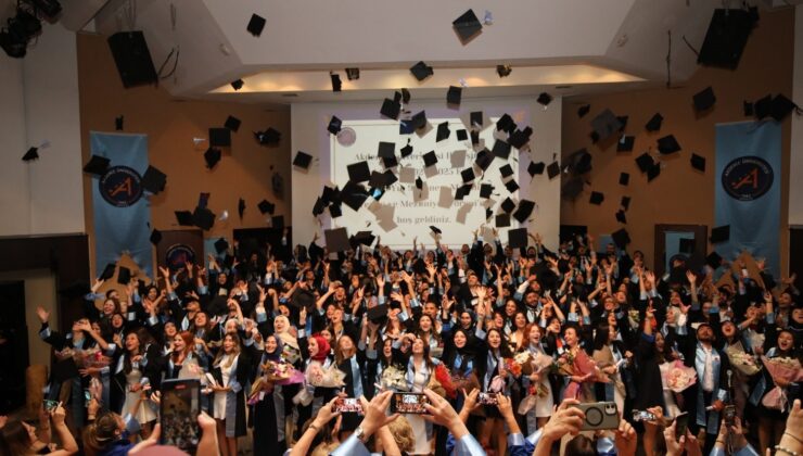 Akdeniz Üniversitesi’nde geleceğin hemşireleri kep attı