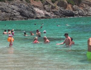 Alanya’da aşırı sıcaklar sahilleri doldurdu