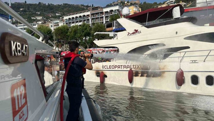 Alanya’da iskeleye bağlı lüks yat alevlere teslim oldu