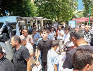 Antalya Büyükşehir Belediyesi’nden Ferdi Zeyrek için lokma dağıtımı